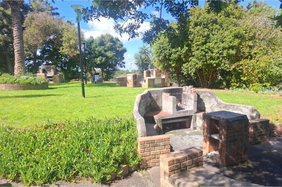 2 Bedroom Property for Sale in Loevenstein Western Cape